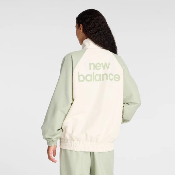 CAMPERA ROMPEVIENTO DAMA CREMA CON VERDE NEW BALANCE
